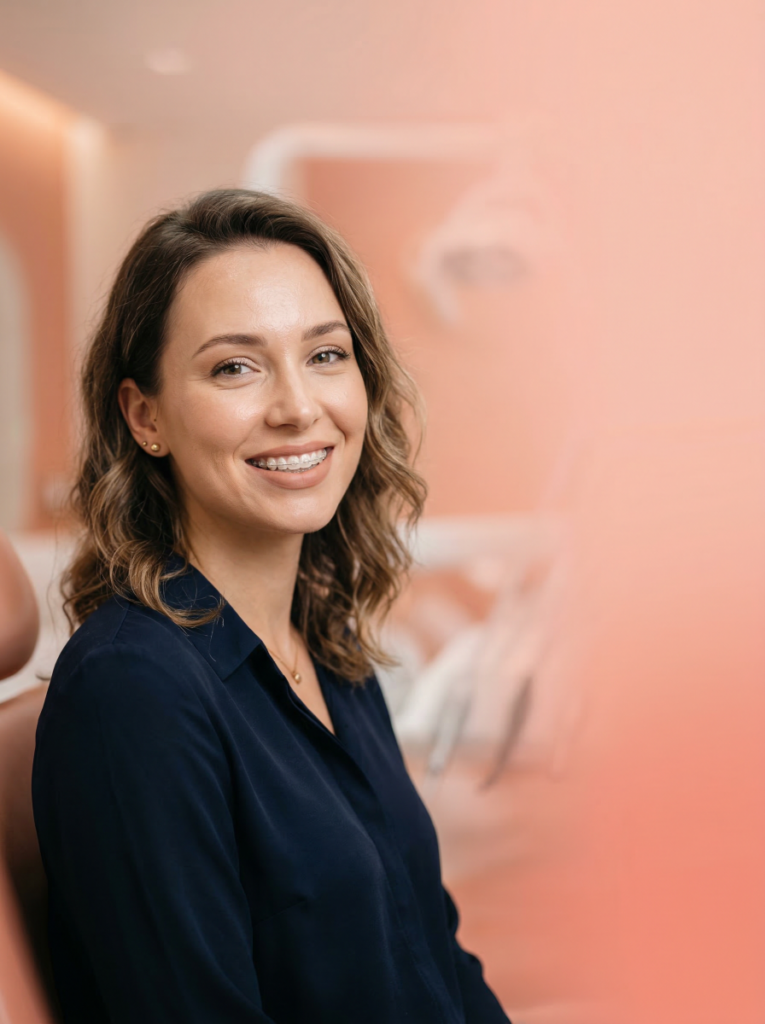 Pacjentka z pięknym uśmiechem w nowoczesnym gabinecie stomatologicznym – stomatologia estetyczna i ortodoncja